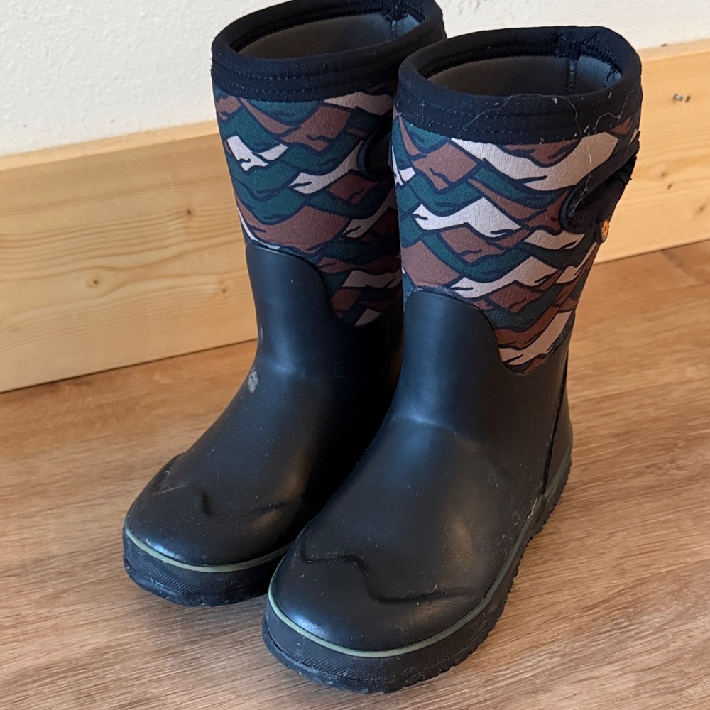 Kids Black and Green Boots BOGS